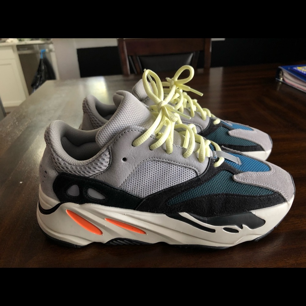 Adidas Yeezy 700